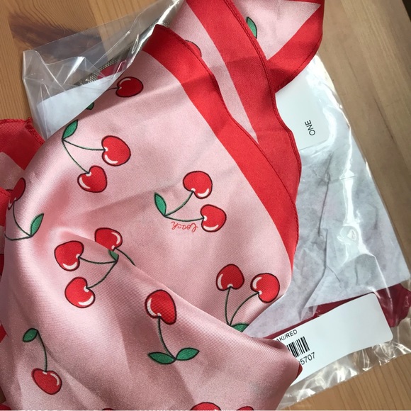 🍒Coach Signature Heart Cherry Print Silk Diamond Scarf - Picture 9 of 10